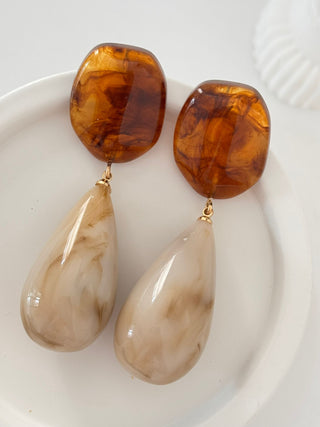 Kemik Form Kahve Krem Sarkıt Küpe