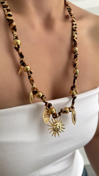 Güneş Kalp Charm Detay Leopar Fular Kolye