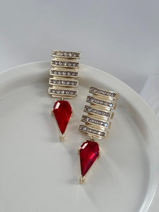 Kırmızı Taşlı Kare Üçgen Form Küpe