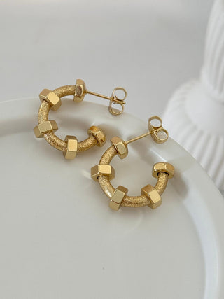 14K Gold Topçuk Desen Halka Küpe