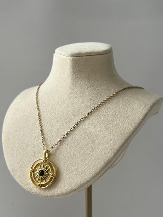 Güneş Siyah Taş Detay Yuvarlak Plaka Kolye