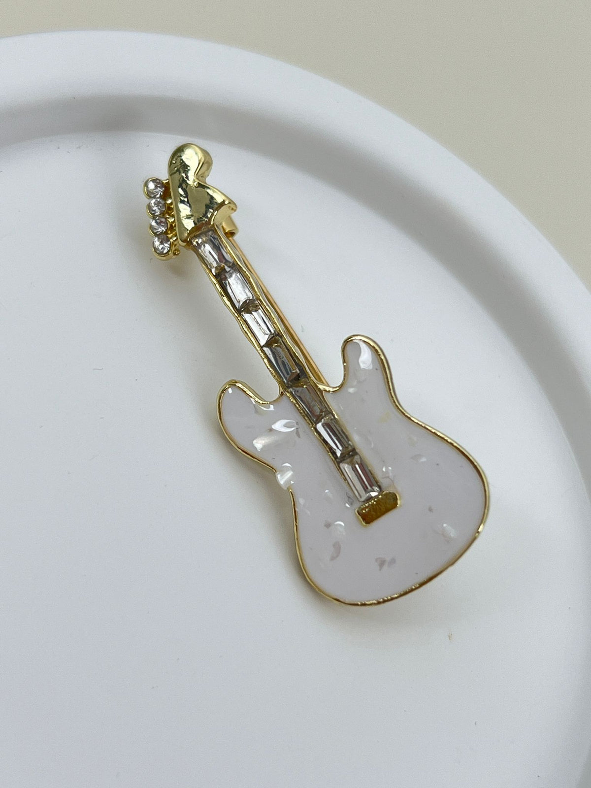 Tasarım Beyaz Gitar Broş