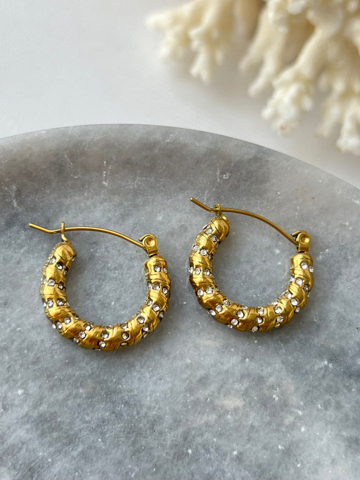 Çelik Gold Taş Detay Minimal Halka Küpe