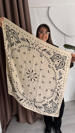 Krem Üzeri Siyah Desenli Fular 90x90