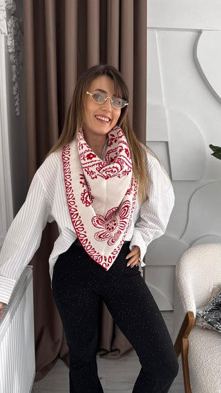Kırmızı Desenli Üçgen Şal