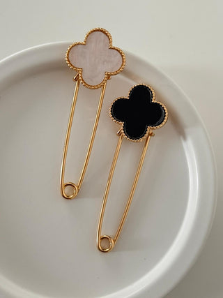 Yonca Detay İğne Figür Broş Siyah Beyaz